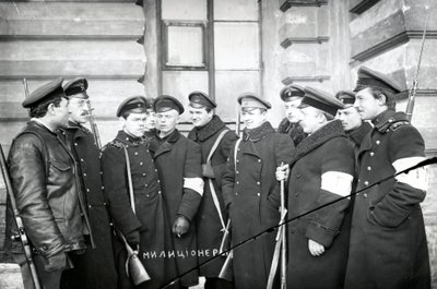 Een groep studenten als milities, St. Petersburg, 1917 door Russian Photographer